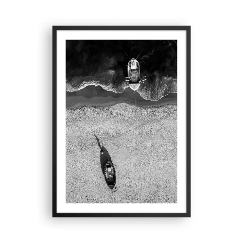 Poszter fehér keretben - Fekete-fehér légifelvétel egy hajóról a tengerparton - 50x70cm - Még mindig a parton... - Modern fali dekoráció nappalihoz és hálószobához ARTTOR