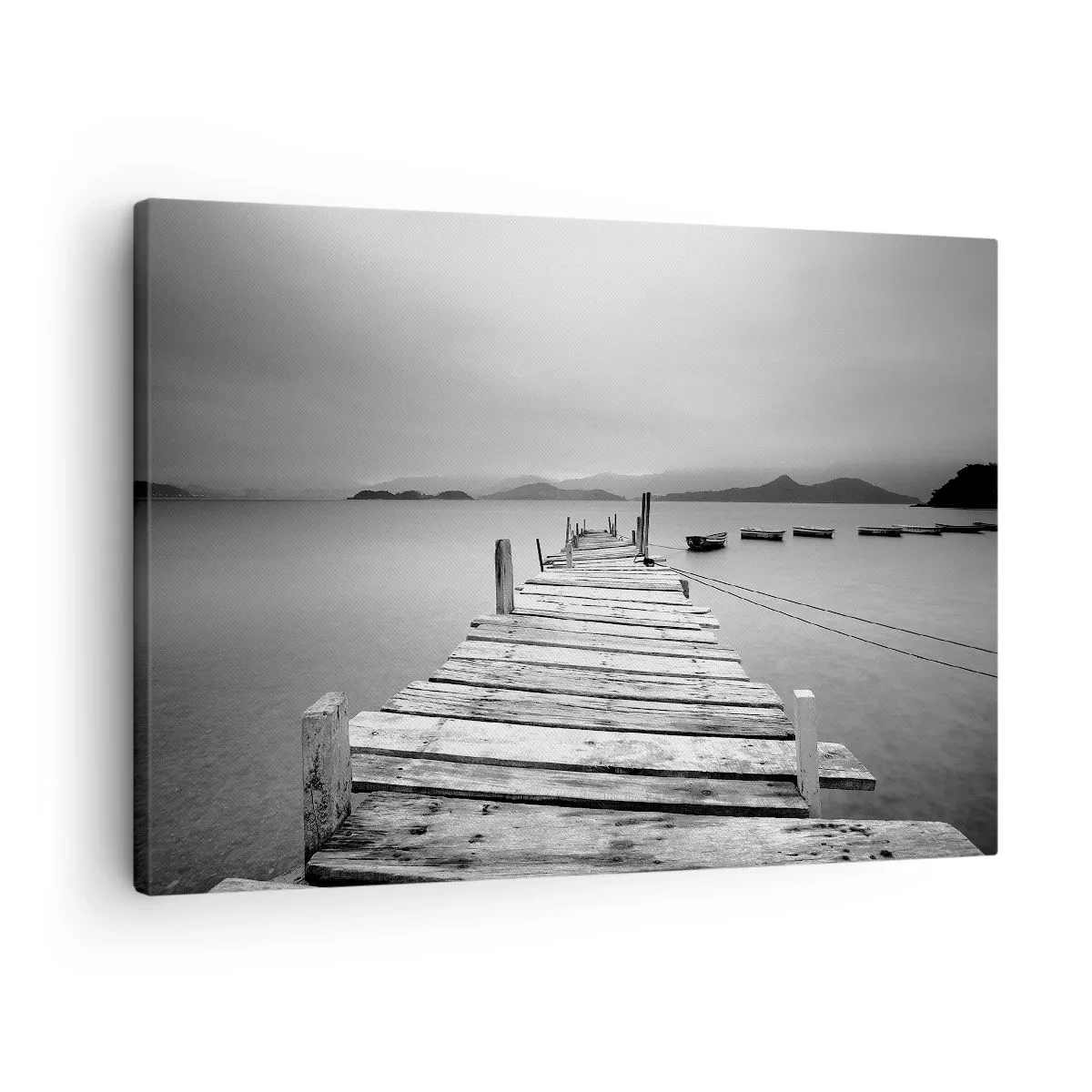 Vászonkép - Fekete-fehér kép egy fából készült mólóról és egy nyugodt tóról. - 70x50cm - Hegyeken és tengereken túl - Modern fali dekoráció nappalihoz és hálószobához ARTTOR