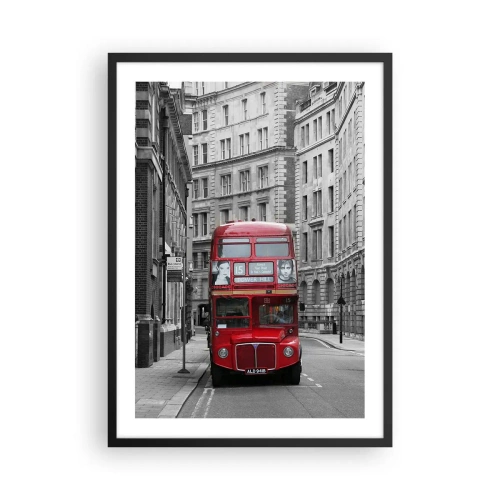 Poszter fehér keretben - Egy piros busz egy fekete-fehér londoni utcán - 50x70cm - A mindennapi életnek nem kell szürkének lennie - Modern fali dekoráció nappalihoz és hálószobához ARTTOR