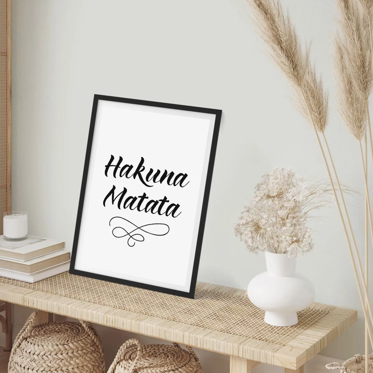 Poszter fehér keretben - Fekete Hakuna Matata betűkkel fehér alapon - 50x70cm - A legjobb tanács - Modern fali dekoráció nappalihoz és hálószobához ARTTOR