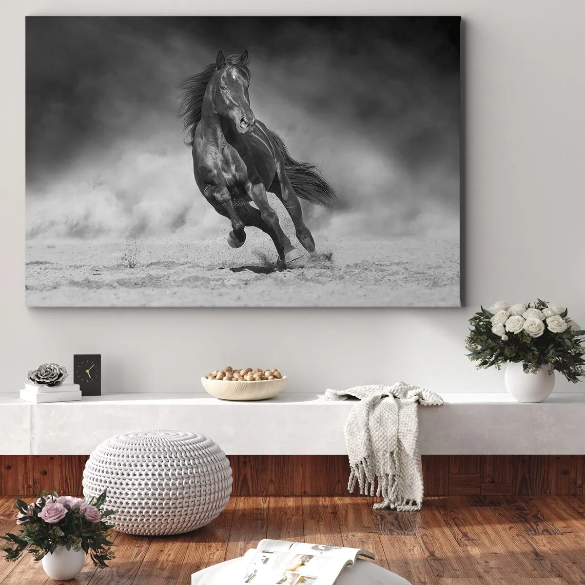 Vászonkép - Egy fekete-fehér ló vágtat a homokon - 70x50cm - Az emírhez méltó - Modern fali dekoráció nappalihoz és hálószobához ARTTOR