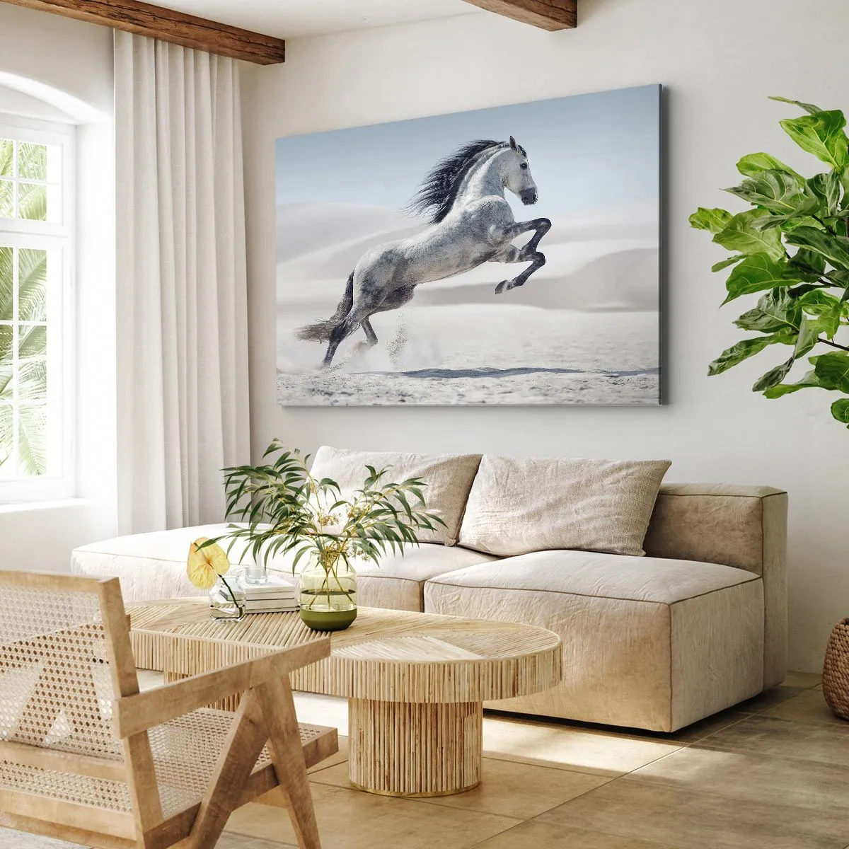 Vászonkép - Egy fehér ló vágtat a sivatagi dűnék hátterében - 70x50cm - arab herceg - Modern fali dekoráció nappalihoz és hálószobához ARTTOR