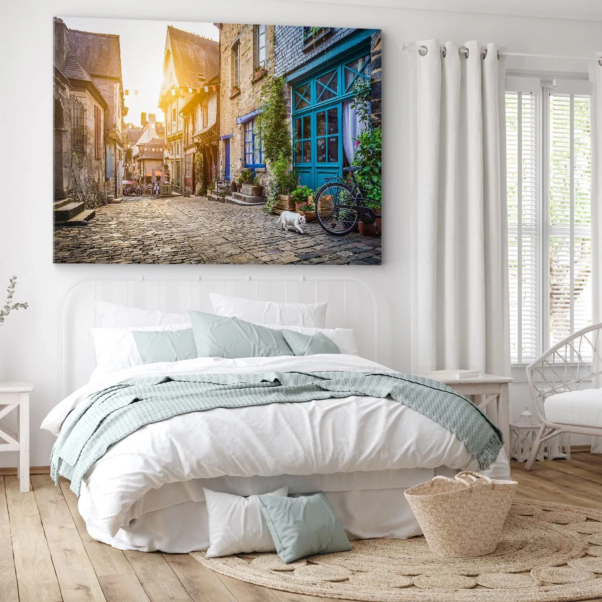 Vászonkép - Egy bájos utca kőburkolattal a napfényben - 70x50cm - A város fehér szelleme - Modern fali dekoráció nappalihoz és hálószobához ARTTOR