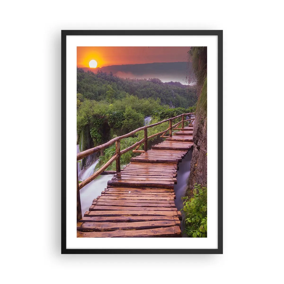 Poszter fehér keretben - Egy fahíd a zöld növényzet és a lenyugvó nap között - 50x70cm - Hihetetlen szépség - Modern fali dekoráció nappalihoz és hálószobához ARTTOR