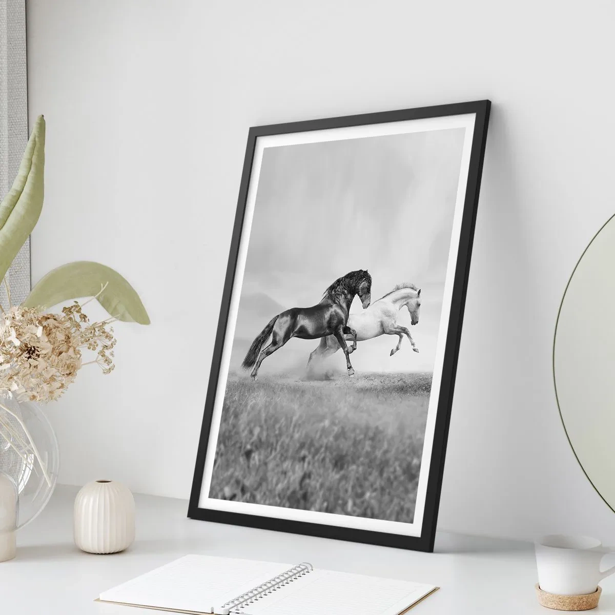 Poszter fehér keretben - Fekete-fehér lovak vágtatnak dinamikusan egy mező hátterében - 50x70cm - Angyalok és démonok - Modern fali dekoráció nappalihoz és hálószobához ARTTOR