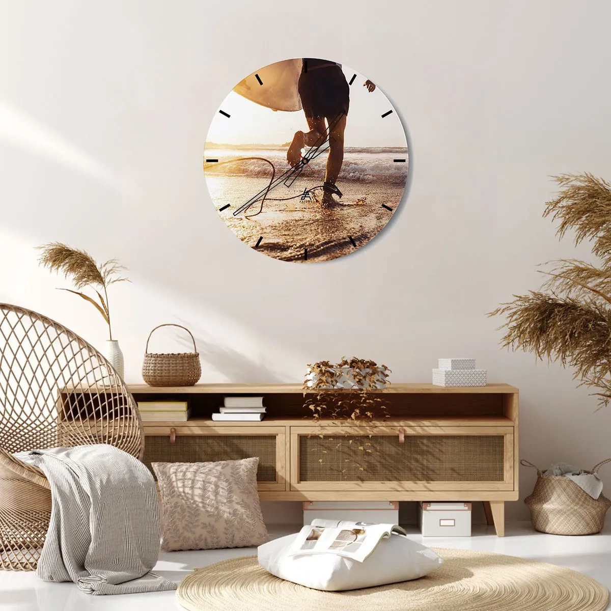 Falióra, Óra - Egy szörfös fut a parton a deszkájával naplementekor. - 30x30cm - A hullám felé - Modern fali dekoráció nappalihoz, konyhához és hálószobához ARTTOR