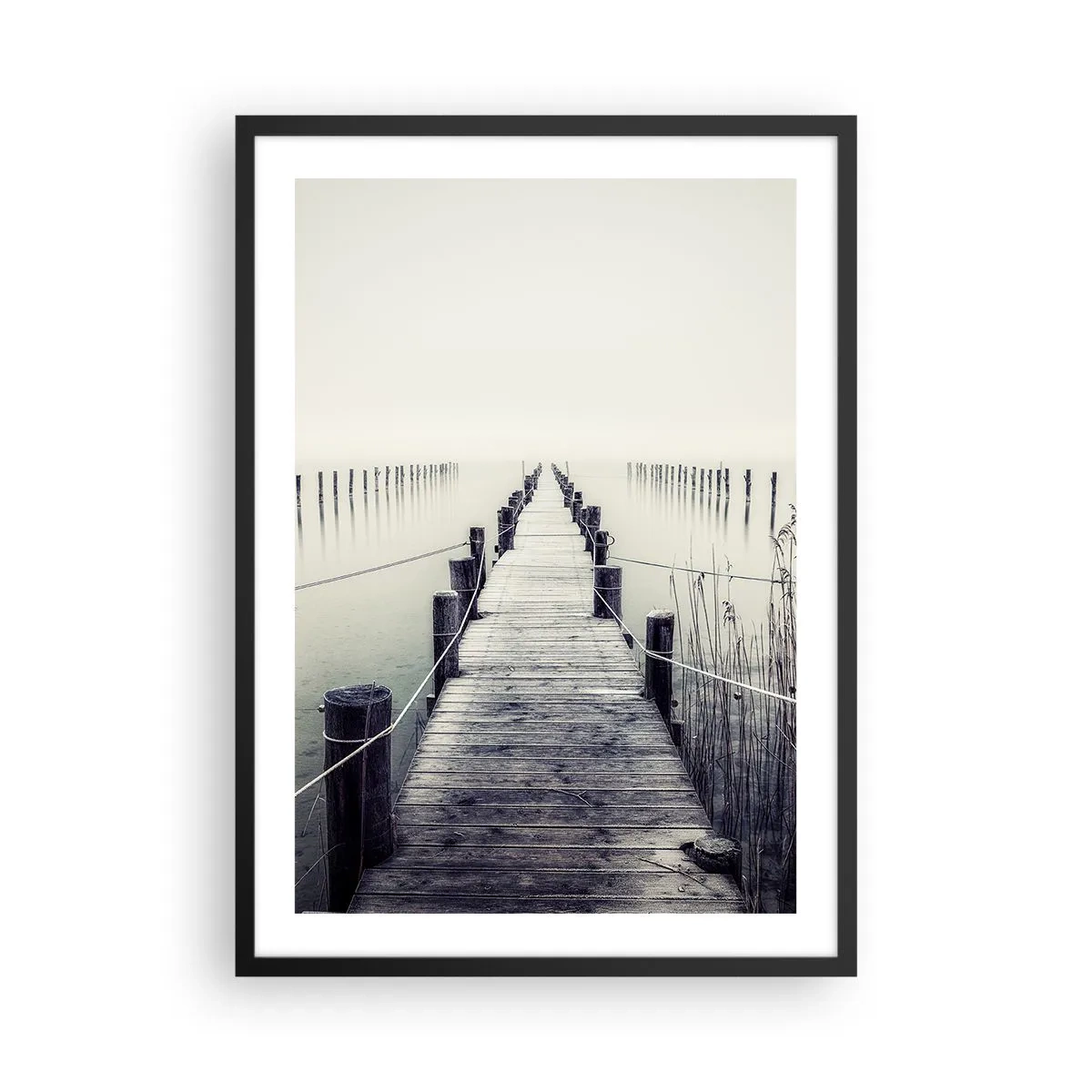 Poszter fehér keretben - Egy fahíd, amely egy ködös vízfelületre vezet - 50x70cm - Merülj el a békében - Modern fali dekoráció nappalihoz és hálószobához ARTTOR