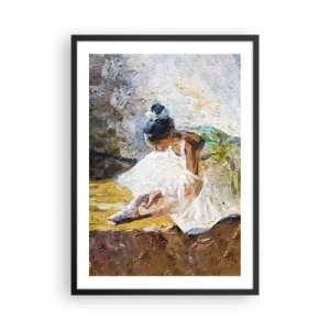 Poszter fehér keretben - Egy fehér ruhás balerina festői háttérnek támaszkodik. - 50x70cm - Degas festményéből - Modern fali dekoráció nappalihoz és hálószobához ARTTOR