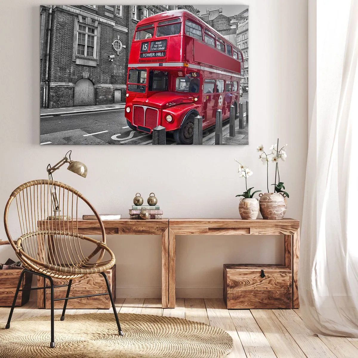Vászonkép - Egy piros emeletes busz Londonban, klasszikus építészet hátterében - 70x50cm - Mindig ugyan olyan - Modern fali dekoráció nappalihoz és hálószobához ARTTOR