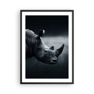 Poszter fehér keretben - Fekete-fehér portré egy orrszarvúról sötét háttér előtt - 50x70cm - Jobb profil - Modern fali dekoráció nappalihoz és hálószobához ARTTOR