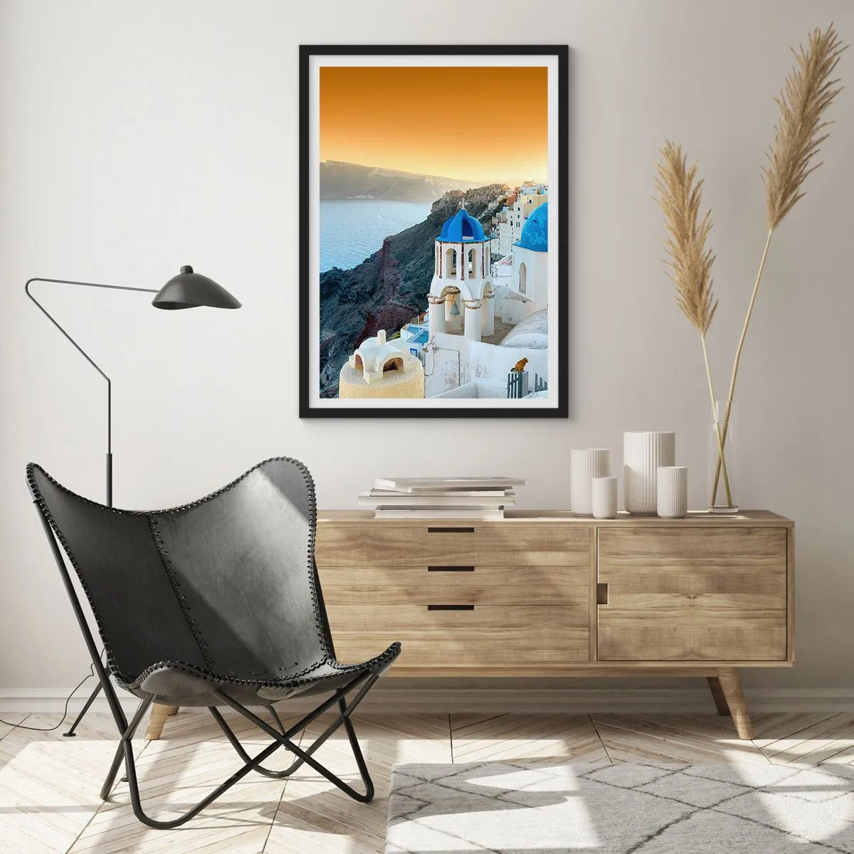 Poszter fehér keretben - Santorini fehér házaival és kék kupoláival - 50x70cm - Santorini – rásimulva a sziklákra - Modern fali dekoráció nappalihoz és hálószobához ARTTOR