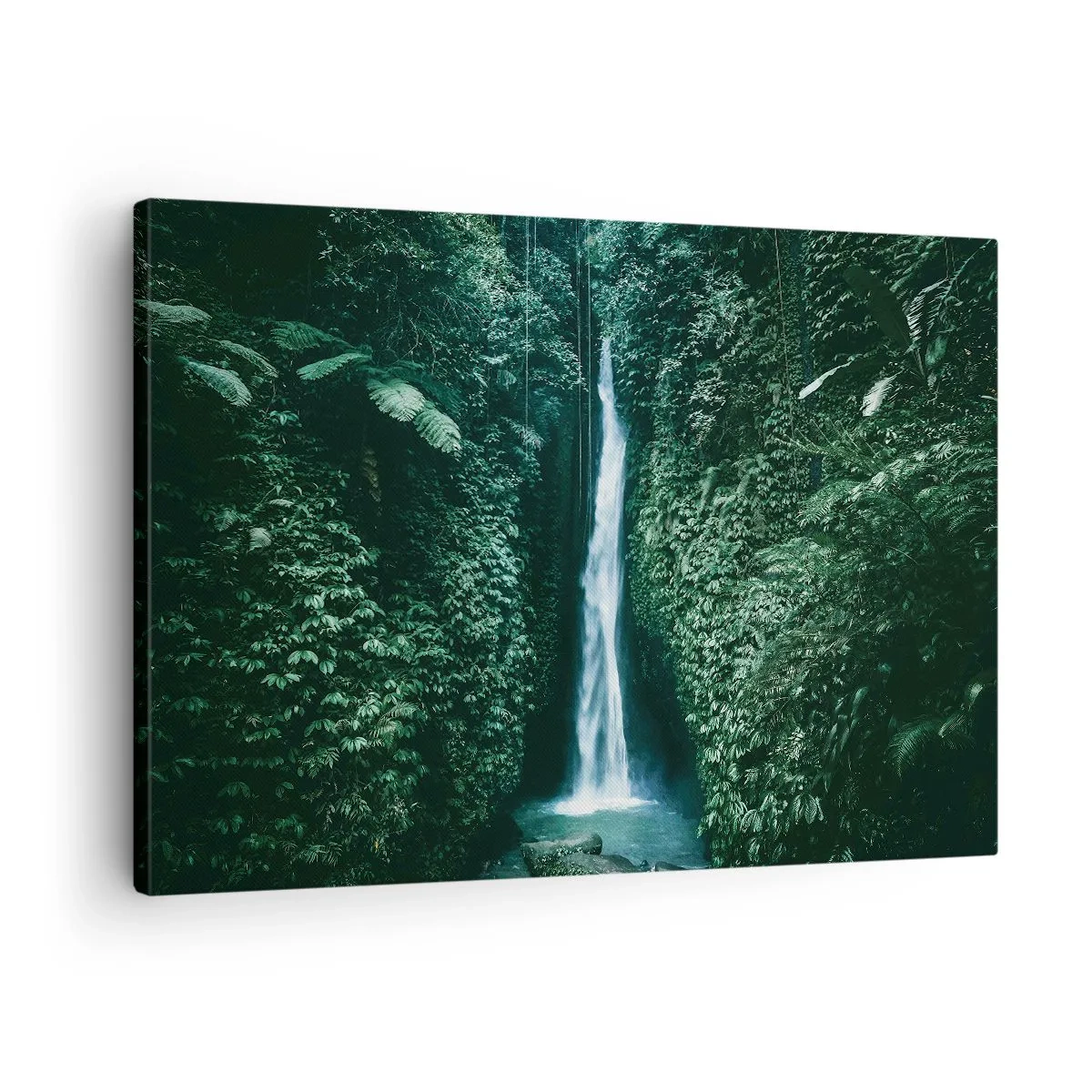 Vászonkép - Sűrű trópusi növényzettel körülvett vízesés - 70x50cm - Trópusi gyógyforrás - Modern fali dekoráció nappalihoz és hálószobához ARTTOR