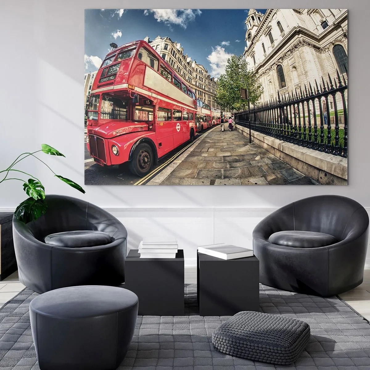 Üveg kép - Egy piros emeletes busz városi környezetben - 70x50cm - Londoni utca szürke és piros színben - Modern fali dekoráció nappalihoz és hálószobához ARTTOR