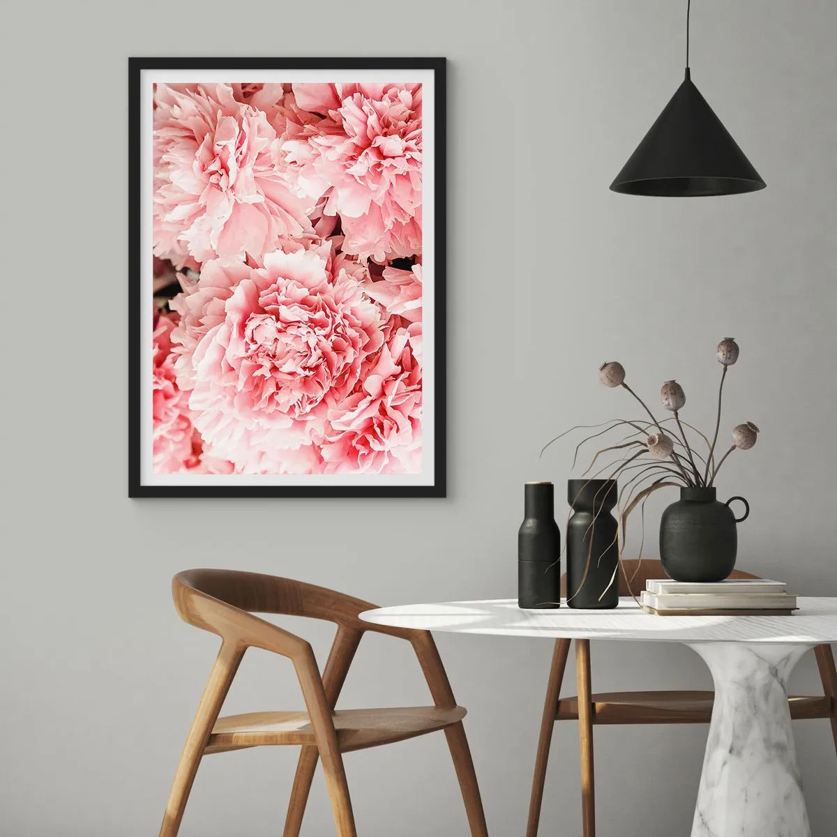 Poszter fehér keretben - Finom rózsaszín pünkösdi rózsák teljes virágzásban - 50x70cm - Rózsaszín álom - Modern fali dekoráció nappalihoz és hálószobához ARTTOR