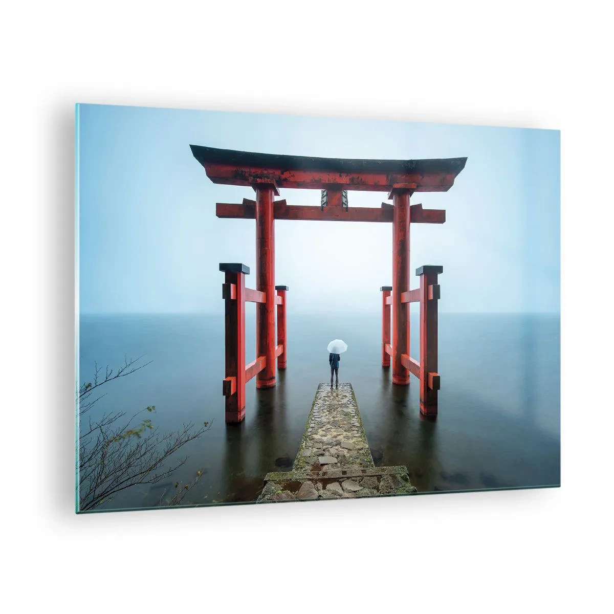 Üveg kép - Egy vörös torii nyugodt víz felett, ködös környezetben - 70x50cm - Japán álmodozás - Modern fali dekoráció nappalihoz és hálószobához ARTTOR