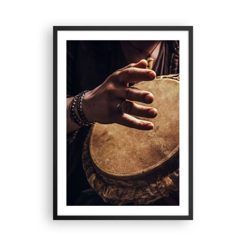 Poszter fehér keretben - Egy kéz dobol meleg fényben - 50x70cm - A szív ritmusában - Modern fali dekoráció nappalihoz és hálószobához ARTTOR