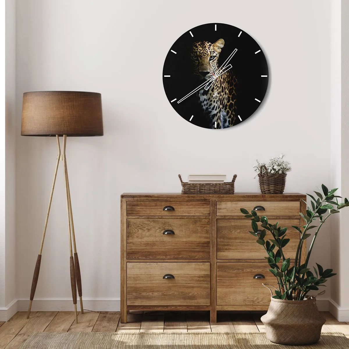 Falióra, Óra - Párduc fekete háttéren, részleges árnyékban - 30x30cm - Sötét szépség - Modern fali dekoráció nappalihoz, konyhához és hálószobához ARTTOR