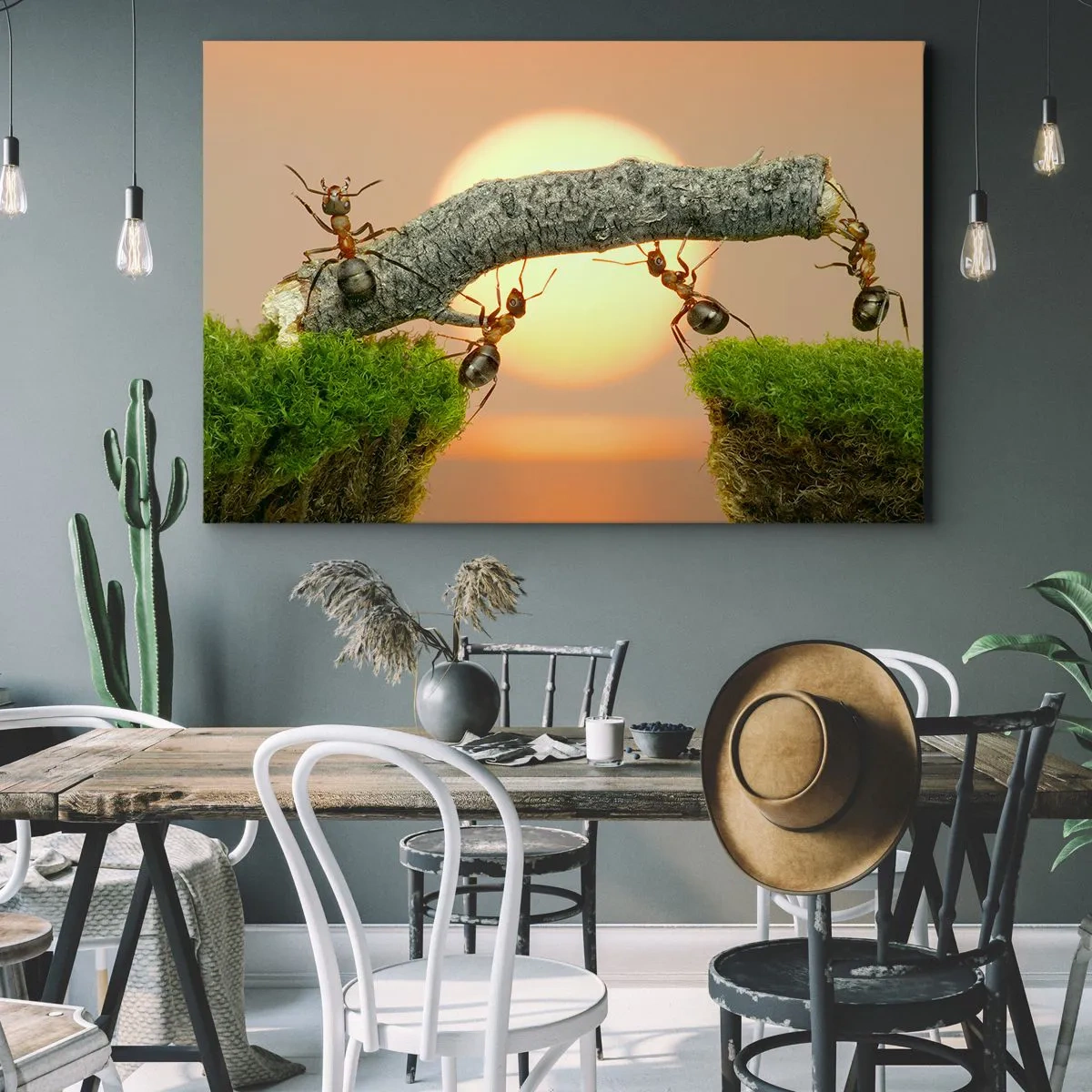 Vászonkép - Hangyák építenek hidat ágakból a lenyugvó nap hátterében. - 70x50cm - Boldog, közös munka - Modern fali dekoráció nappalihoz és hálószobához ARTTOR