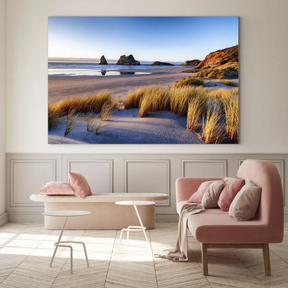 Üveg kép - Hajnali strand fűvel és sziklákkal a háttérben, nyugodt tengerrel - 70x50cm - A nyugalmat keresőknek - Modern fali dekoráció nappalihoz és hálószobához ARTTOR