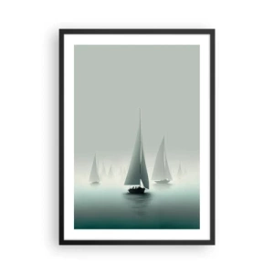 Poszter fehér keretben - Egy csoport vitorlás hajó repül a ködös tengeren, nyugodt vizekkel körülvéve. - 50x70cm - Ködből épült - Modern fali dekoráció nappalihoz és hálószobához ARTTOR