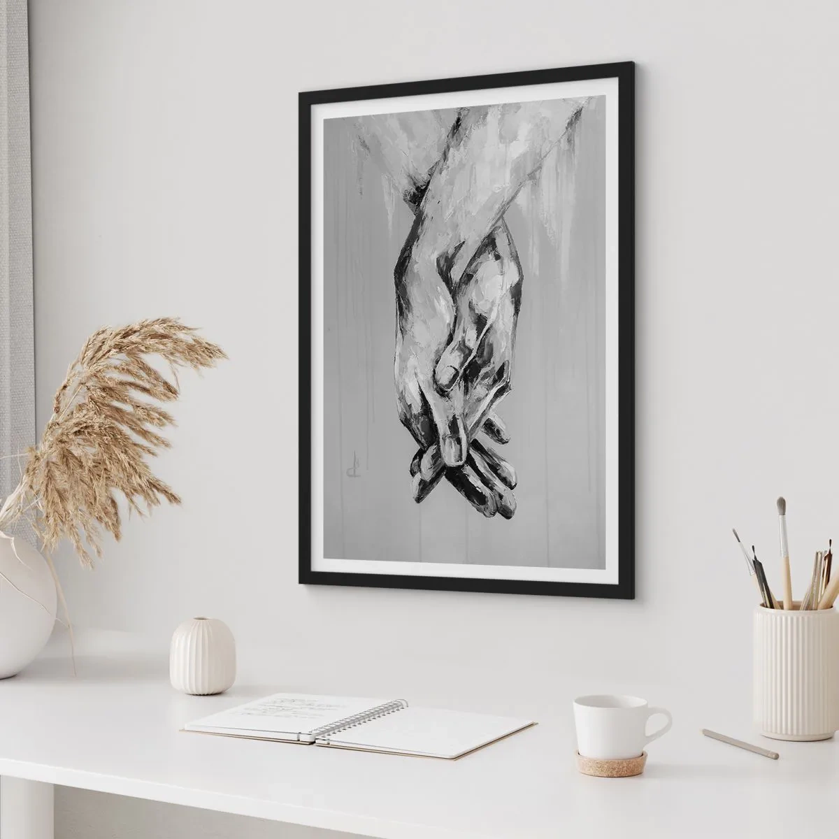 Poszter fehér keretben - Egy monokróm kép összekulcsolt kezekről szürke háttér előtt. - 50x70cm - Kezdet… - Modern fali dekoráció nappalihoz és hálószobához ARTTOR
