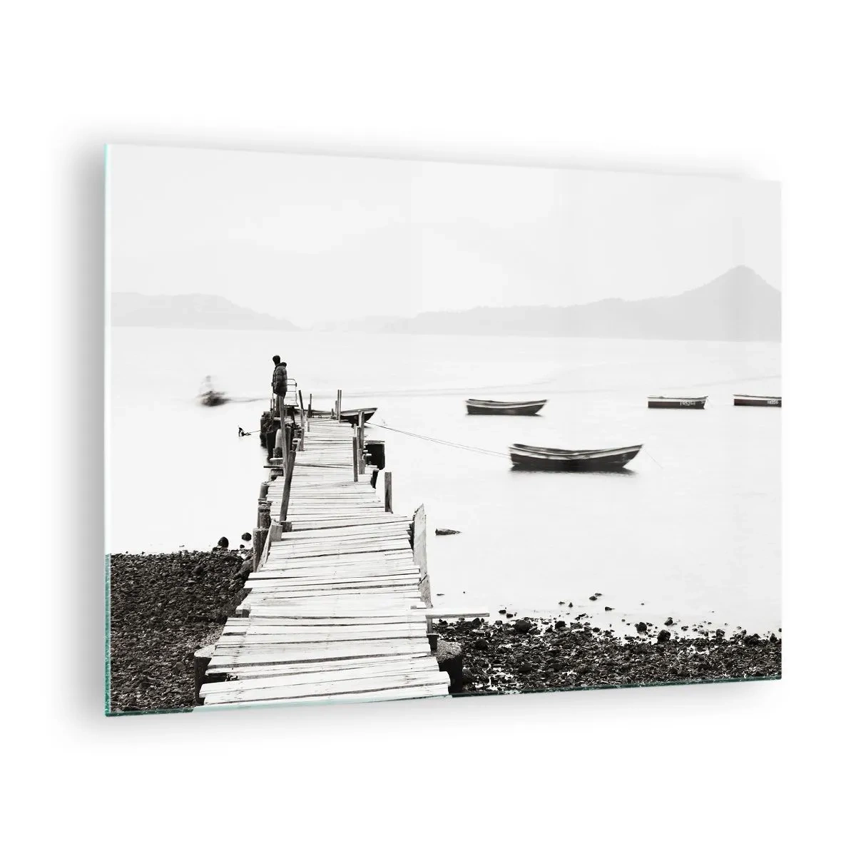 Üveg kép - Fekete-fehér kép egy fából készült mólóról egy tó felett - 70x50cm - Csendes és tiszta víz felett - Modern fali dekoráció nappalihoz és hálószobához ARTTOR
