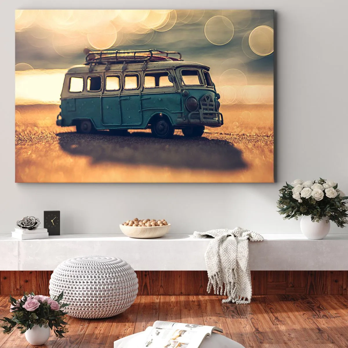 Vászonkép - Retro busz homályos fényben - 70x50cm - Vége a bálványoknak: pénznek és munkának - Modern fali dekoráció nappalihoz és hálószobához ARTTOR