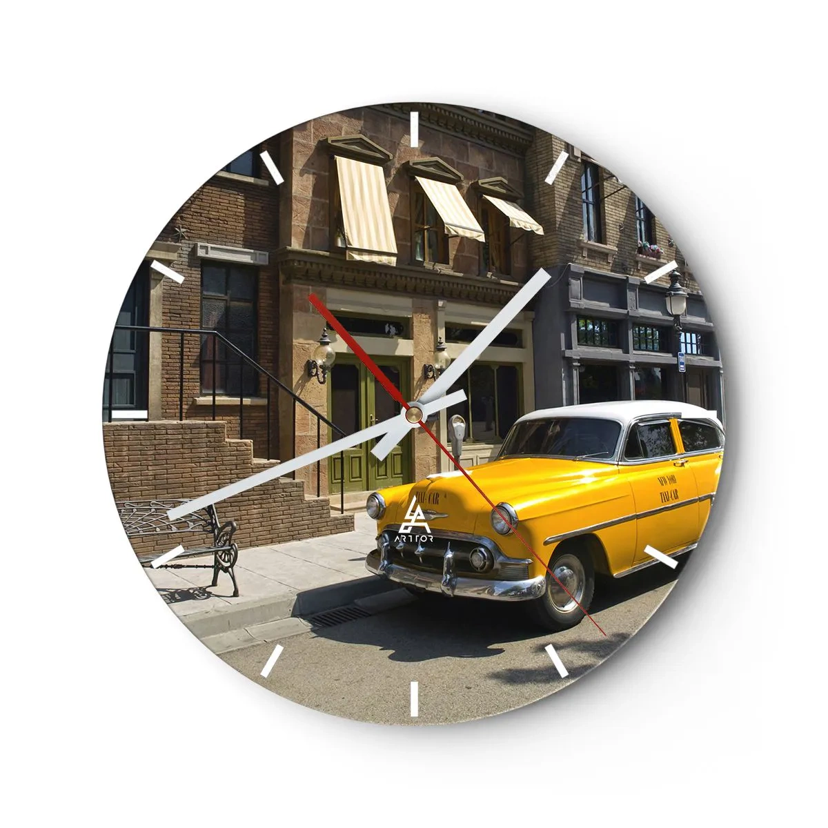 Falióra, Óra - Egy sárga taxi egy elegáns épület előtt - 30x30cm - Nagyon régen Amerikában - Modern fali dekoráció nappalihoz, konyhához és hálószobához ARTTOR