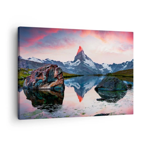 Vászonkép - Egy hegycsúcs tükröződik egy tóban naplementekor - 70x50cm - A hegyek szíve forró - Modern fali dekoráció nappalihoz és hálószobához ARTTOR