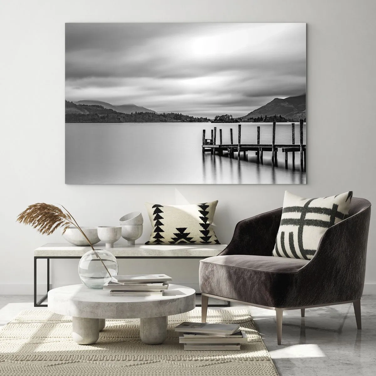 Üveg kép - Fekete-fehér táj tóval és egy fa mólóval - 70x50cm - Szelídség és erő - Modern fali dekoráció nappalihoz és hálószobához ARTTOR