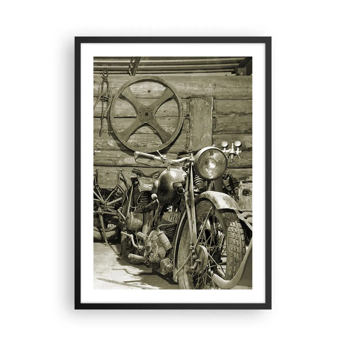 Poszter fehér keretben - Egy régi motorkerékpár egy fafészerben, a háttérben egy kerékkel - 50x70cm - Władek bácsi fészerében - Modern fali dekoráció nappalihoz és hálószobához ARTTOR