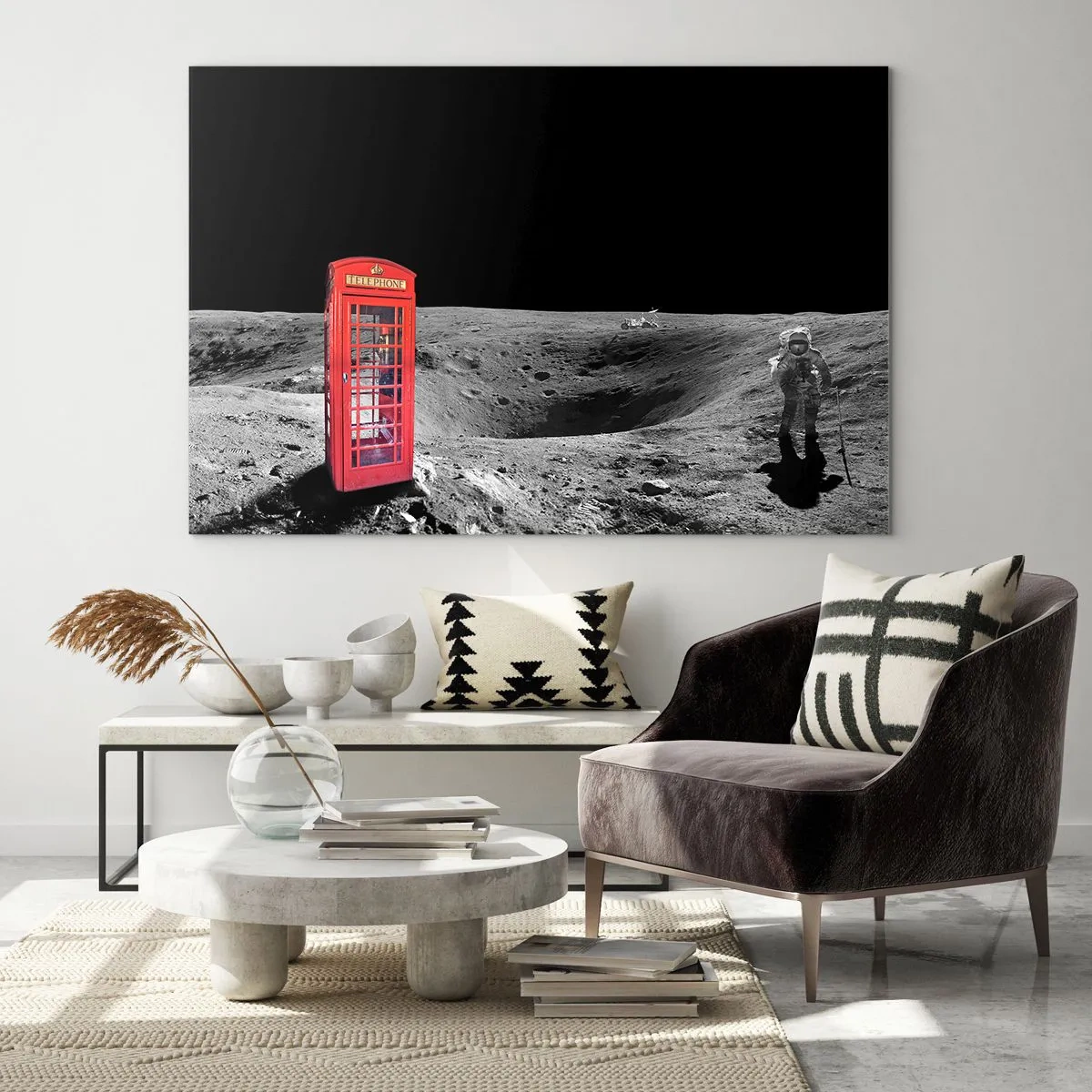 Üveg kép - Egy piros telefonfülke a Hold felszínén egy űrhajóssal - 70x50cm - Kozmikus vicc - Modern fali dekoráció nappalihoz és hálószobához ARTTOR