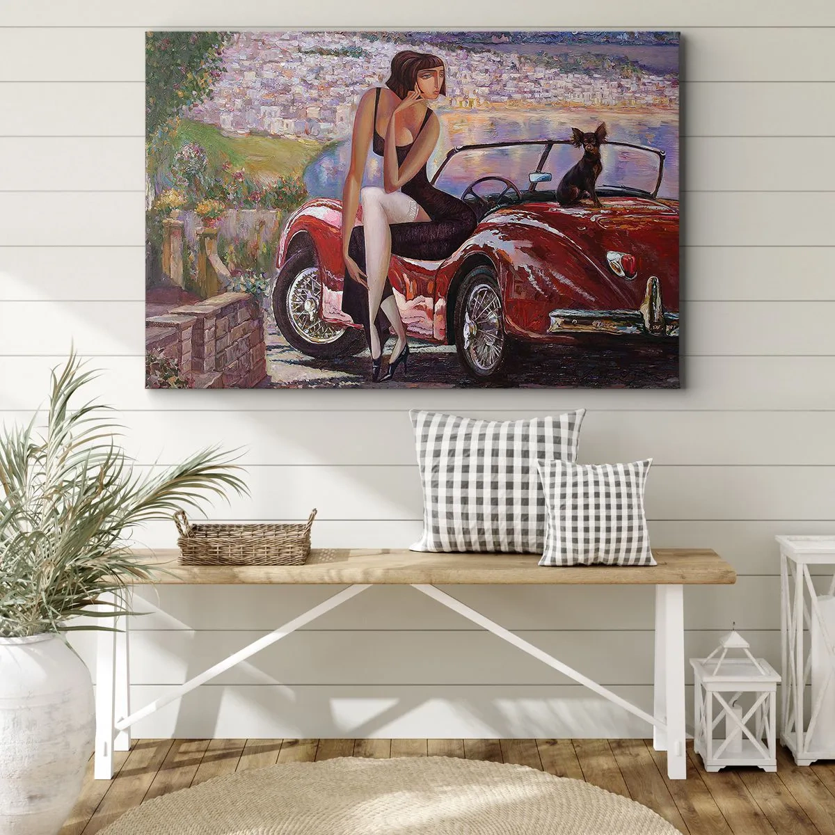 Vászonkép - Egy nő egy piros autó mellett, a háttérben egy várossal - 70x50cm - Nyaralás? Csak a Rivierán - Modern fali dekoráció nappalihoz és hálószobához ARTTOR