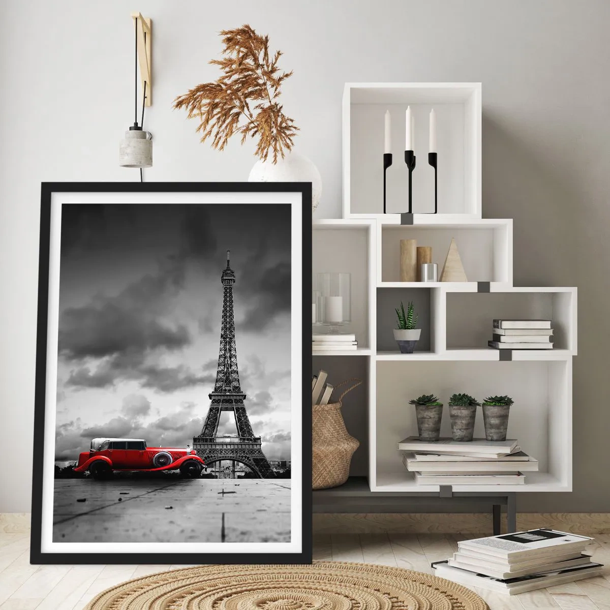 Poszter fehér keretben - Egy piros autó az Eiffel-torony előtt fekete-fehérben - 50x70cm - Nem olyan régen a Párizsban - Modern fali dekoráció nappalihoz és hálószobához ARTTOR