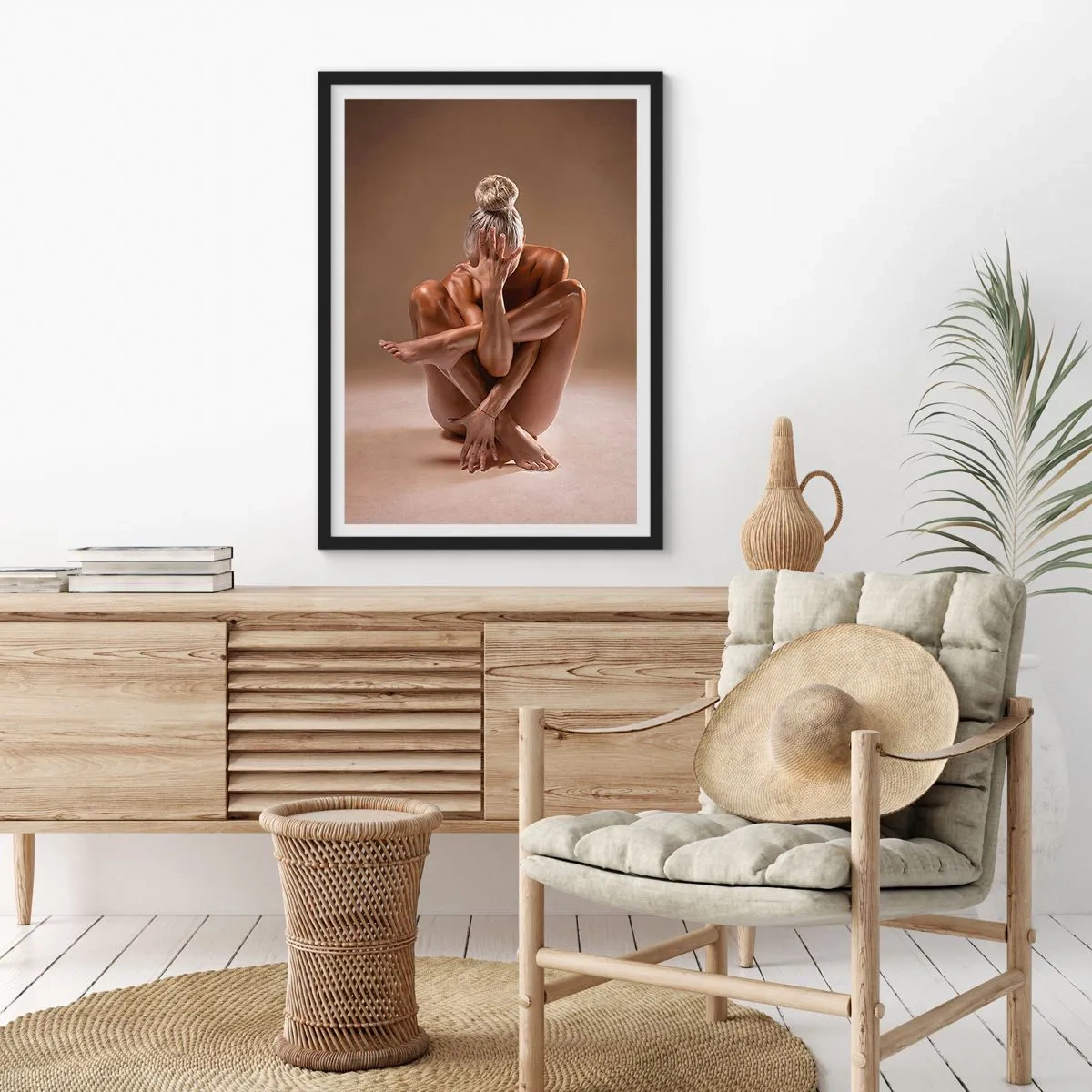 Poszter fehér keretben - Művészi felvétel egy érzéki pózban lévő nőről bézs háttér előtt - 50x70cm - A test és a lélek egysége - Modern fali dekoráció nappalihoz és hálószobához ARTTOR