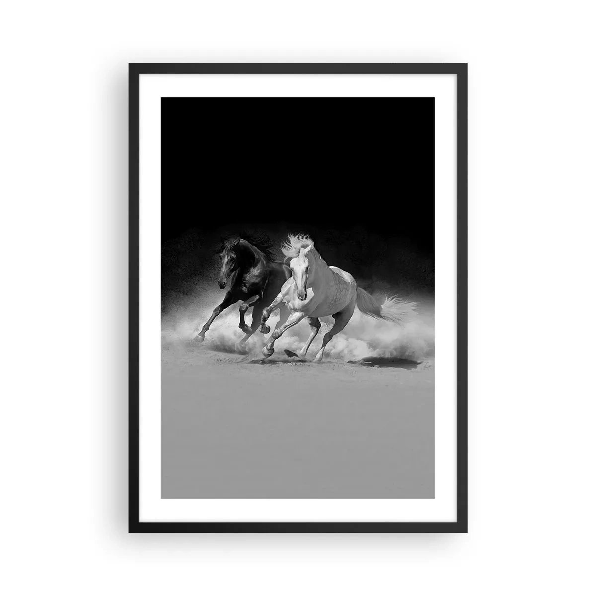 Poszter fehér keretben - Vágtázó lovak monokróm háttér előtt - 50x70cm - A szabadság vágtája - Modern fali dekoráció nappalihoz és hálószobához ARTTOR