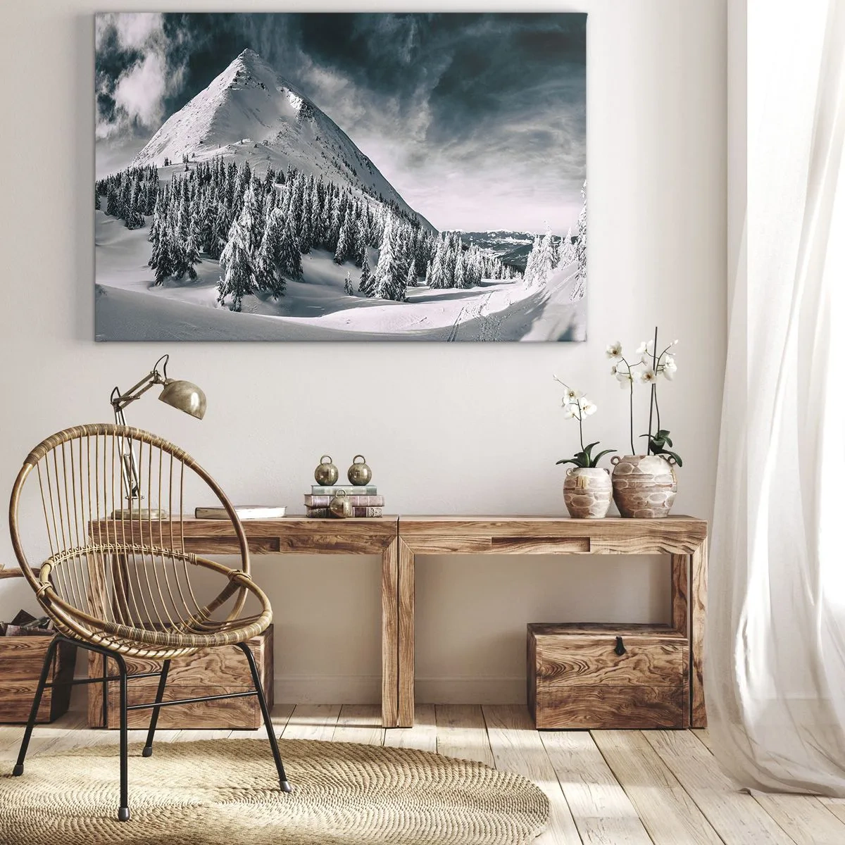Vászonkép - Egy hófödte hegycsúcs, amelyet téli erdő vesz körül - 70x50cm - A hó és a jég országa - Modern fali dekoráció nappalihoz és hálószobához ARTTOR