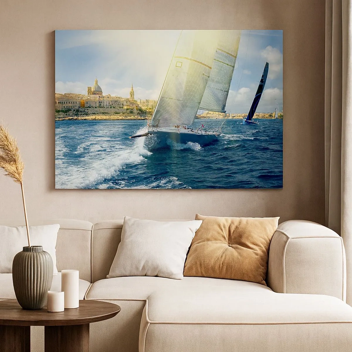 Vászonkép - Yachtverseny a napsütötte part hátterében - 70x50cm - Ideje elhagyni a várost - Modern fali dekoráció nappalihoz és hálószobához ARTTOR