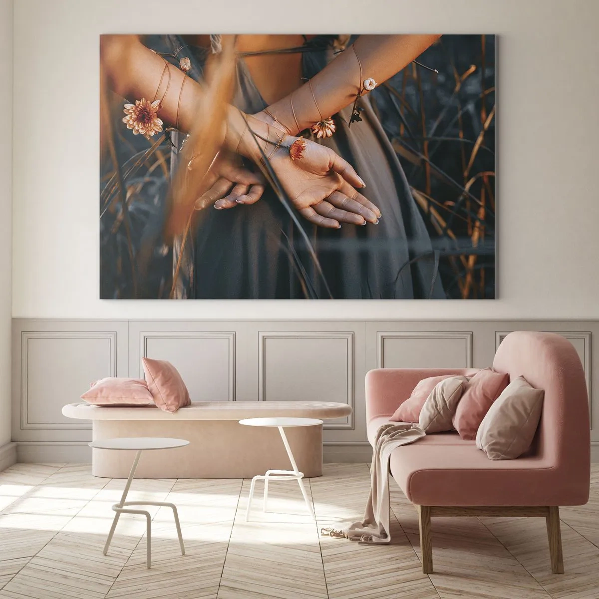 Üveg kép - Közeli kép egy nő összekulcsolt kezéről virágokkal füves háttér előtt - 70x50cm - Kapcsolatban a természettel - Modern fali dekoráció nappalihoz és hálószobához ARTTOR