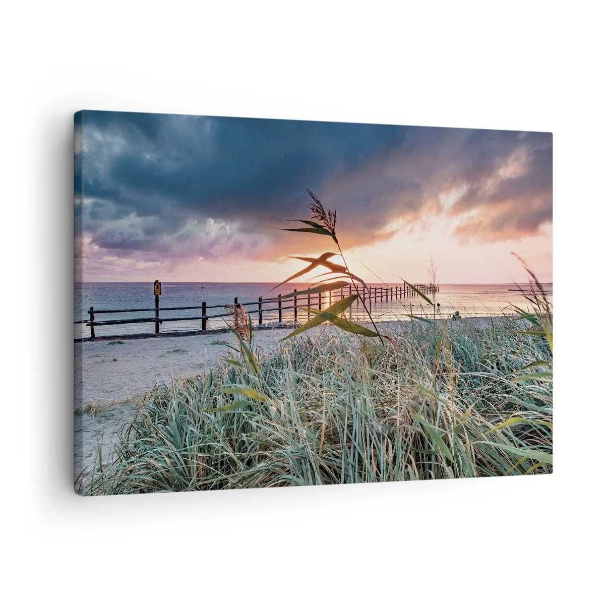Vászonkép - Strand naplementekor, előtérben fűvel - 70x50cm - Nem múlik el a széllel - Modern fali dekoráció nappalihoz és hálószobához ARTTOR