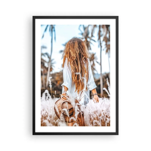 Poszter fehér keretben - Egy fehér inges nő sétál a pálmafák között - 50x70cm - Fűbolyhból született - Modern fali dekoráció nappalihoz és hálószobához ARTTOR