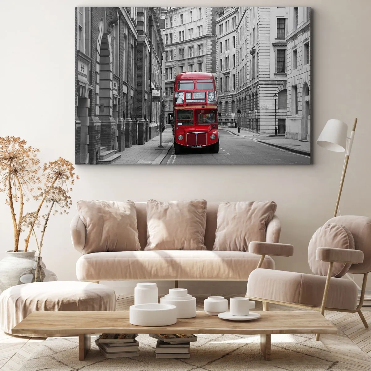 Vászonkép - Egy piros busz fekete-fehér városi épületek hátterében. - 70x50cm - A mindennapi életnek nem kell szürkének lennie - Modern fali dekoráció nappalihoz és hálószobához ARTTOR