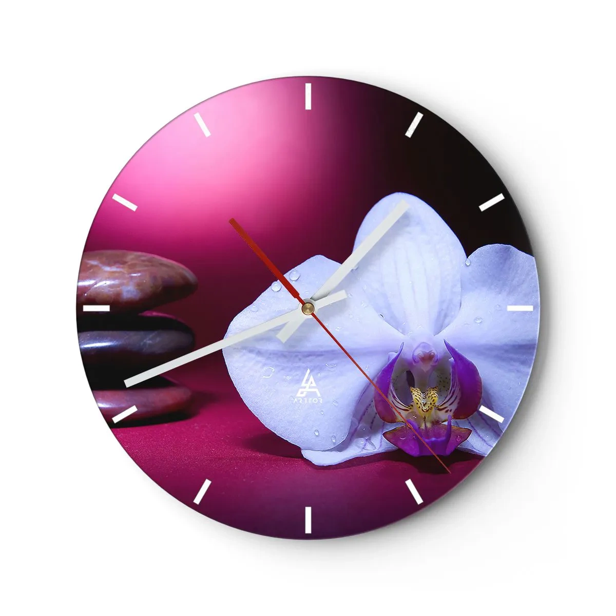 Falióra, Óra - Egy fehér orchidea kövekkel és lilával díszített háttér előtt - 30x30cm - A frissesség tanulmánya lilában - Modern fali dekoráció nappalihoz, konyhához és hálószobához ARTTOR