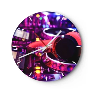 Falióra, Óra - DJ fejhallgató neonfényes konzolon - 30x30cm - Mielőtt a móka elkezdődik - Modern fali dekoráció nappalihoz, konyhához és hálószobához ARTTOR