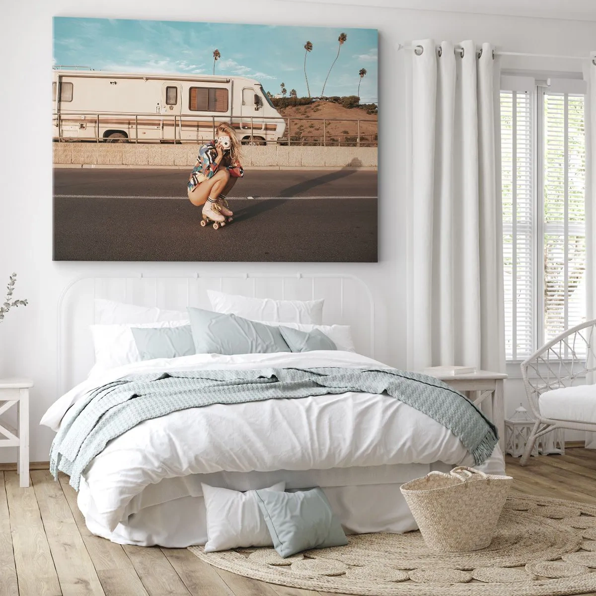 Vászonkép - Egy lány görkorcsolyán fényképez egy napsütéses napon. - 70x50cm - Mosolyt kérek! - Modern fali dekoráció nappalihoz és hálószobához ARTTOR