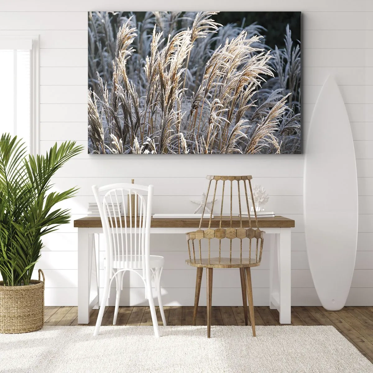 Vászonkép - Téli fűszálak, amelyeket sötétzöld háttér előtt dér borít - 70x50cm - Zúzmarába öltözött - Modern fali dekoráció nappalihoz és hálószobához ARTTOR