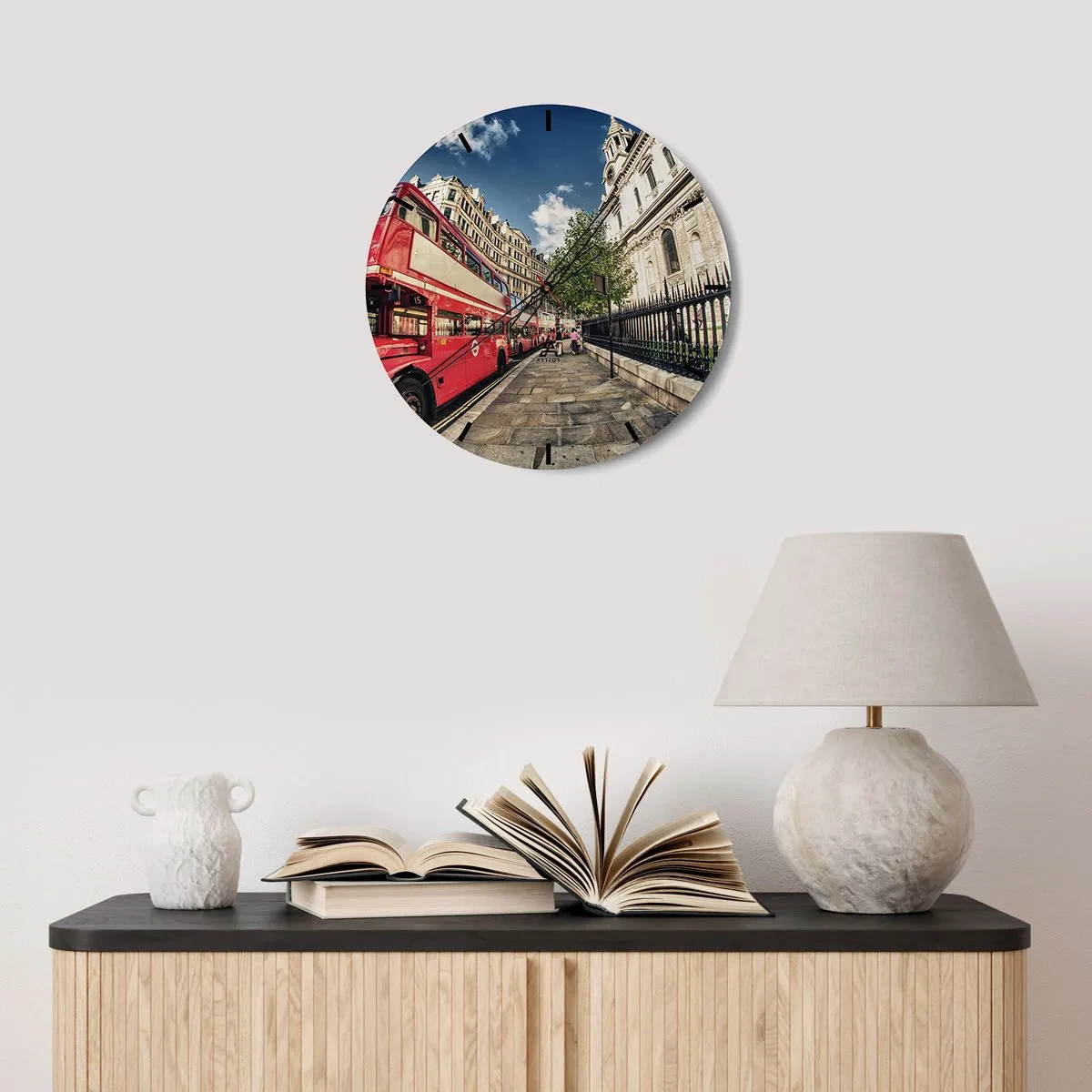 Falióra, Óra - Egy piros emeletes busz egy városi utcán egy napsütéses napon - 30x30cm - Londoni utca szürke és piros színben - Modern fali dekoráció nappalihoz, konyhához és hálószobához ARTTOR
