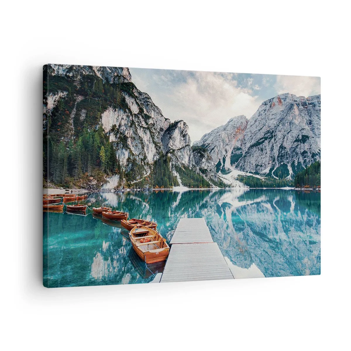 Vászonkép - Egy tó, ahol csónakok vannak, hegyek veszik körül - 70x50cm - Megmutatjuk a szépséget - Modern fali dekoráció nappalihoz és hálószobához ARTTOR