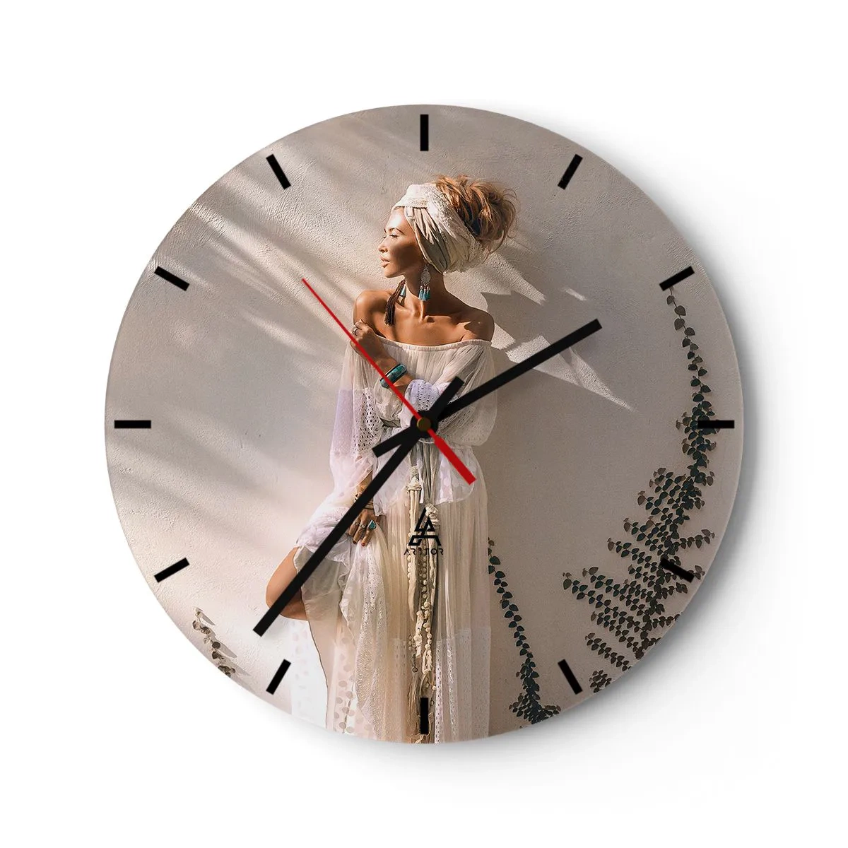 Falióra, Óra - Egy bohém stílusú nő áll a napon - 30x30cm - A nap és a lány - Modern fali dekoráció nappalihoz, konyhához és hálószobához ARTTOR
