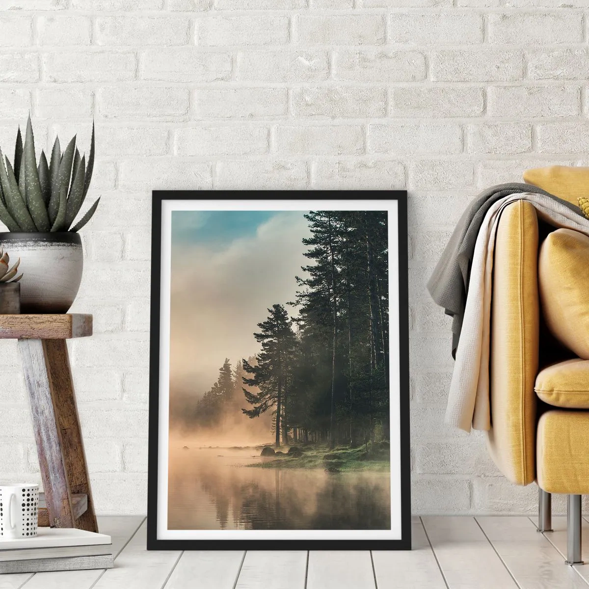 Poszter fehér keretben - Ködös erdei táj egy nyugodt tó felett - 50x70cm - A nap születése - Modern fali dekoráció nappalihoz és hálószobához ARTTOR